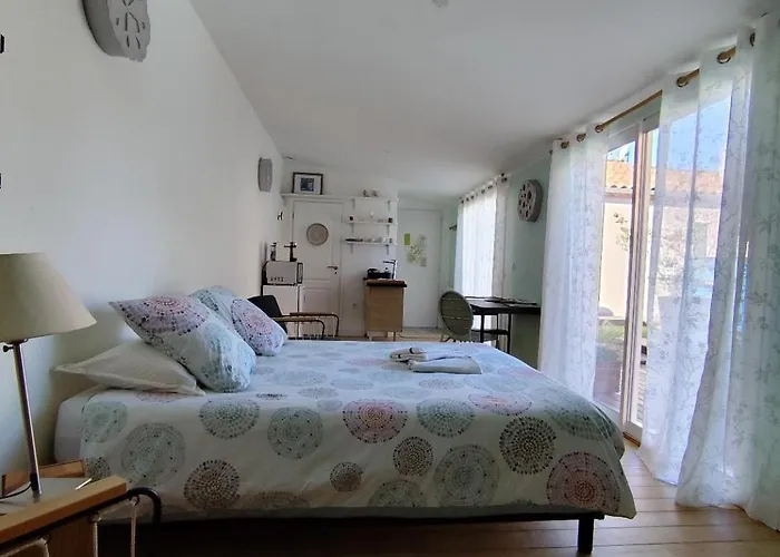 Chambre studio indépendante au calme vue sur piscine
